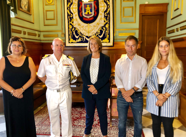 La alcaldesa recibe a Víctor Manuel Garay, comandante naval de Almería, y destaca la gran relación que existe entre Motril y la Comandancia